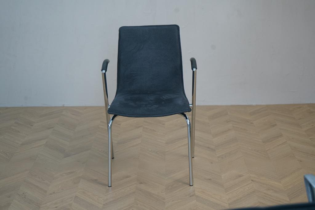 Frontbillede af Four Design G2 konferencestol i mørkegrå med gråt stålstel og fleksibelt sæde.